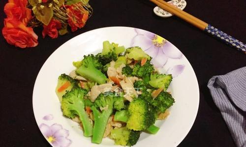 美味健康的以西兰花胡萝卜炒鸡胸肉（营养丰富的家庭健康必备，轻松享受健康美食）