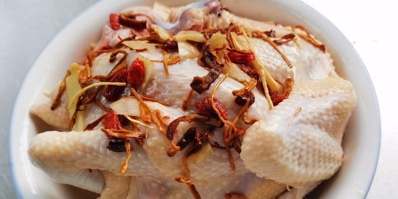 药膳蒸鸡，健康好味道（用药膳调理身体，享受美味蒸鸡）