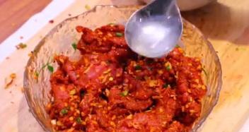 轻松做出美味的腌制牛肉火锅