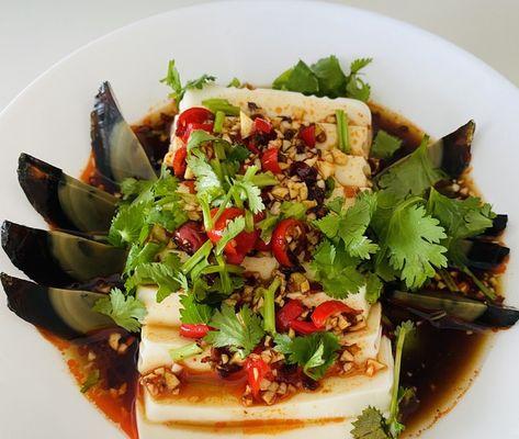美食探秘（以新鲜小黄瓜、鲜美皮蛋和香嫩豆腐为主食材，口感清爽营养丰富）