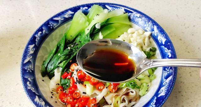 油泼拌面，轻松做出的美味！（用料简单，口感绝佳！）
