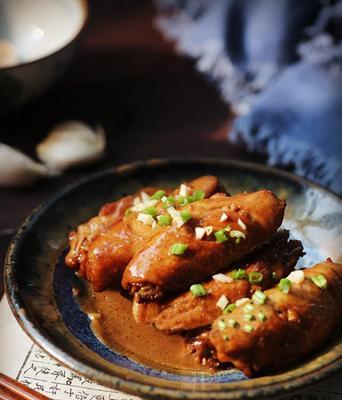 四步轻松做出美味蒜香鸡翅（以简单易学的方法让你享受香气四溢的美食）