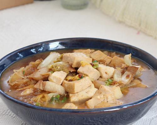 素食佳肴——素炖白菜豆腐（一道简单易做又营养美味的素菜，让你健康养生一整天）