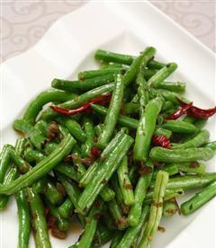 家常美食（五花肉丝和四季豆的完美结合，快速轻松烹饪，香气扑鼻，口感丰富）