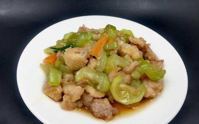 美味又健康的虾仁瘦肉炒丝瓜做法（轻松学会虾仁瘦肉炒丝瓜的秘诀，让你的厨艺更上一层楼！）