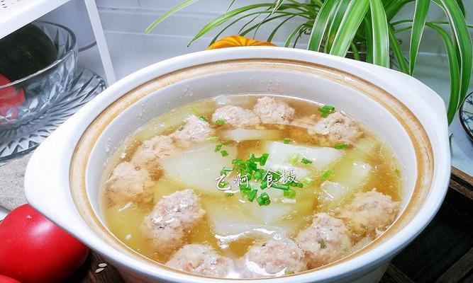 美味健康的肉丸子冬瓜汤（用新鲜冬瓜营造清爽口感，搭配鲜美肉丸子的家常汤品）