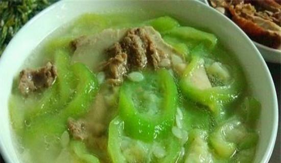 丝瓜番茄猪骨汤，健康美味不容错过！（以丝瓜为主料的猪骨汤，让您享受纯正的口感与健康益处。）