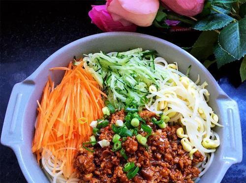 香菇肉末炸酱面的做法（家常美食，味道独特，简单易学）