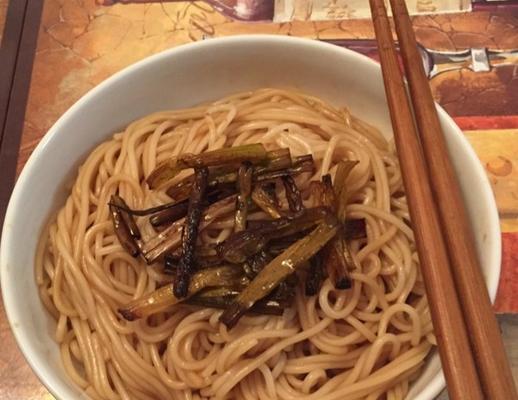 丝瓜葱油面，美味健康的家常面食（如何用丝瓜和葱油做出清香美味的面条）