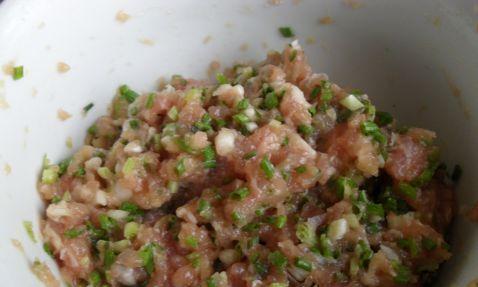 手抓肉包团的制作方法（如何制作美味可口的手抓肉包团）