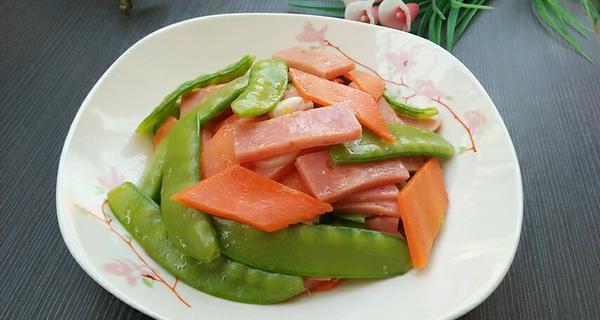 以小瓜火腿肠为主材，创意美食一次解决（小瓜火腿肠的魔法，为您带来多重美味）