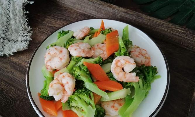 轻松制作美食，以虾仁时蔬芝麻面为例（手把手教你做虾仁芝麻面，味道鲜美健康）