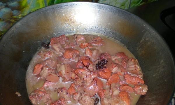 猪皮炖肉的做法（如何做出鲜嫩入味的猪皮炖肉？）