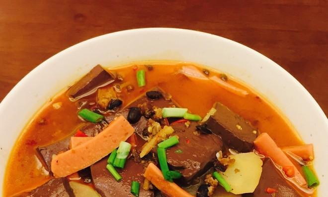 家常美食，煮出辣味与鲜香并存的蒜蓉辣酱鸭血煲（让你的味蕾大开眼界，轻松做出美味可口的家常菜）