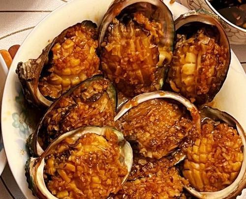 蒜蓉蒸鲍鱼，鲜嫩多汁的佳肴（掌握这道美味的烹饪技巧，带给家人与朋友独特的味蕾体验）