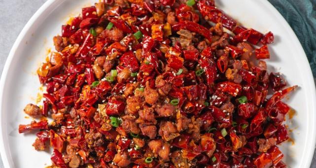 家庭自制辣子鸡的做法（用新疆传统方法，制作美味的辣子鸡）