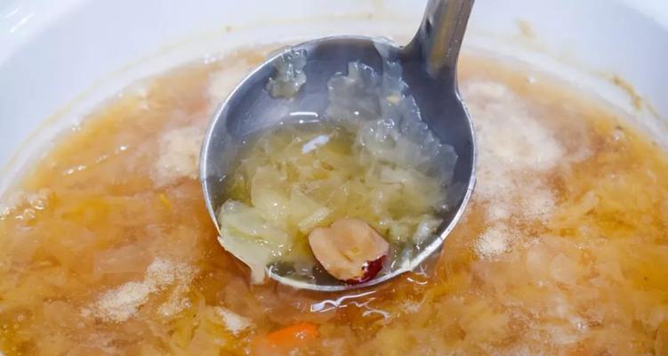 以蒜头莲子蛤蛎鸡汤为主材料的营养美味煲汤（做法简单易学，营养丰富滋补，适合一家老少享用）
