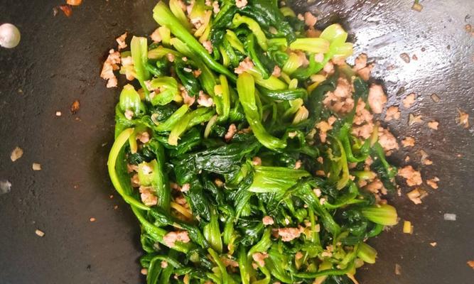 肉末菠菜的美味做法（轻松学会做出鲜嫩多汁的肉末菠菜）