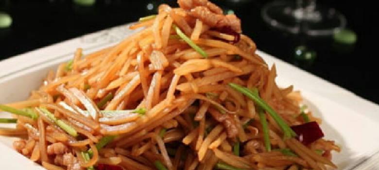 家常美食之酸豆角炒土豆丝（口感丰富，健康美味，快乐生活）