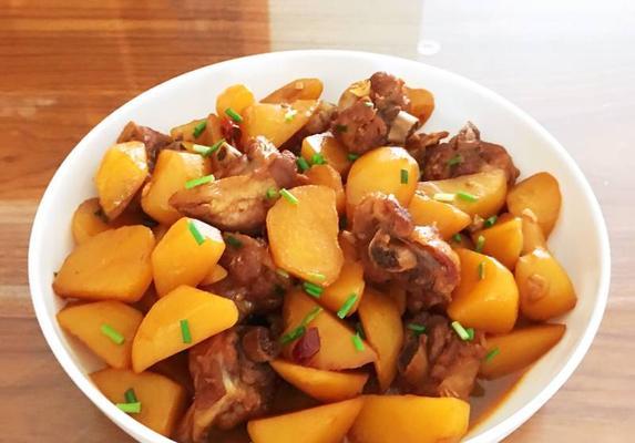 土豆炆鸭的美味做法（传统家常菜，美味不可挡）