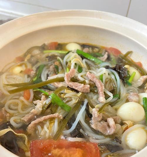 砂锅生绿豆芽的制作方法（营养丰富，绿色健康的美味佳肴）