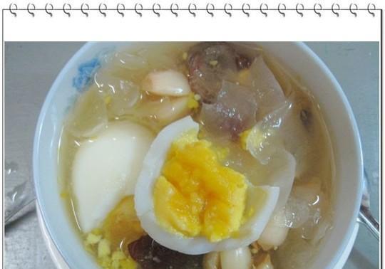 以哈密瓜火龙果甜汤为主角的养生美食（享受健康味蕾的甜品诱惑）