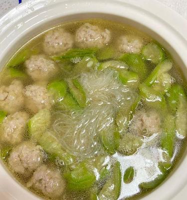 丝瓜海参牛丸汤的营养做法（美味汤品，健康呵护一家人做法）