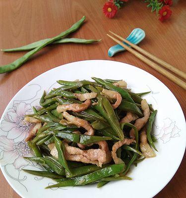 用五花肉炒出香气四溢的紫豇豆（家常下饭菜，简单易做的美味口感）