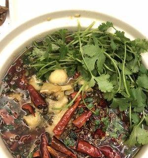 如何做一道美味微辣的水煮鱼？（学会这个秘诀，让你的家人朋友大呼过瘾！）