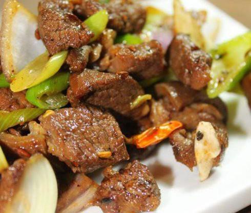 孜然羊肉洋葱，美味可口的新疆特色菜（尝遍天下美食，唯独新疆美食鲜美无比）