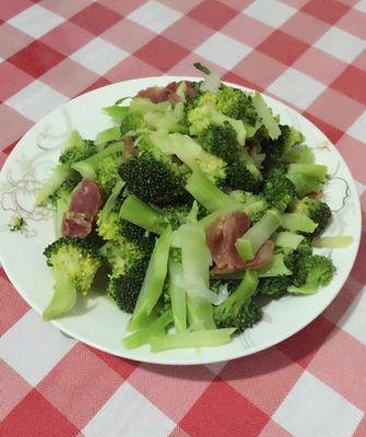 四川腊肠与以西兰花的完美碰撞（一道口感丰富的家常菜）