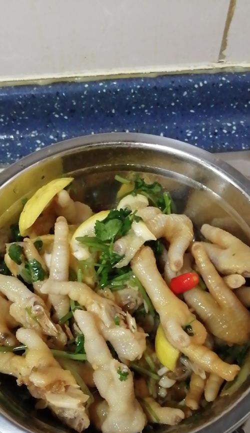 打造网红美食——柠檬鸡脚（以新鲜鸡脚和柠檬为主料，制作美味健康的网红菜品）