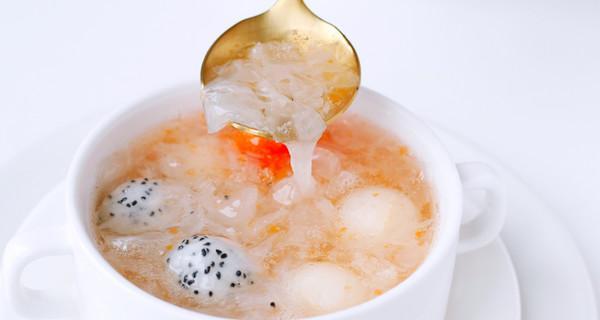 鲜美可口的银耳酒酿水果羹（做法简单，营养丰富，轻松在家制作！）