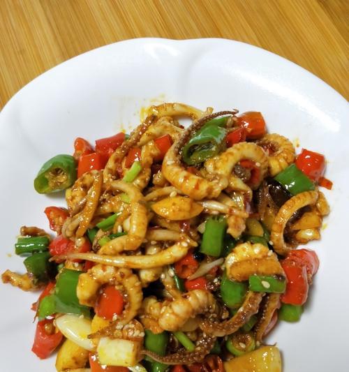 酸辣鱿鱼（用家常食材轻松制作，一口咀嚼回味无穷）