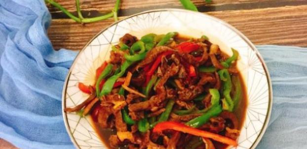 尝鲜美食——双椒炒猪心（用料简单，味道鲜美，健康又营养）