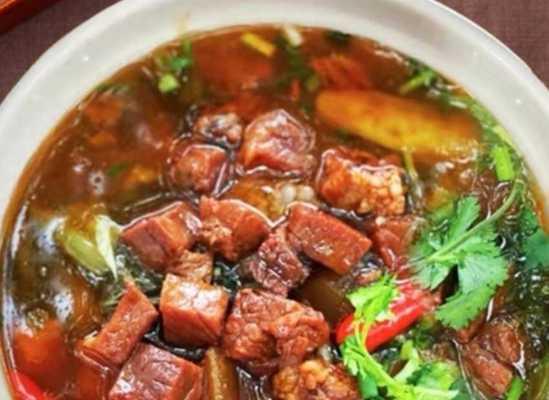 香辣红烧牛肉米粉的做法（美味可口的香辣红烧牛肉米粉，学会了就能在家做啦！）
