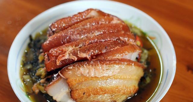 重庆咸菜扣肉的家常做法（重庆特色美食，咸鲜肥香，自制美味）