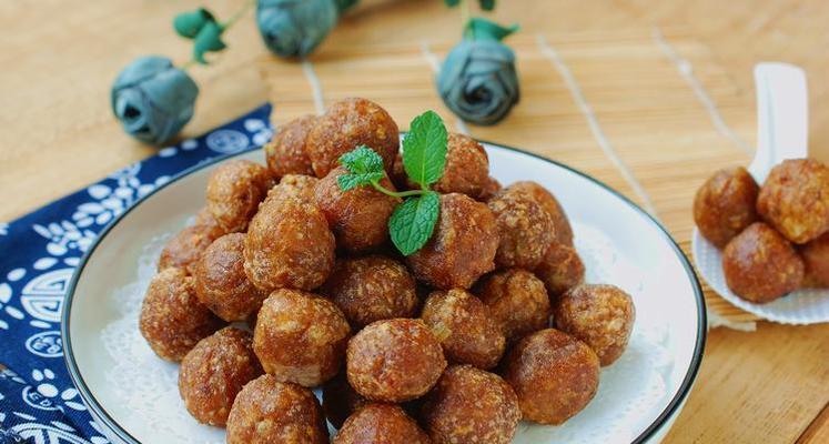 美味丸子的制作方法（以剩馒头为原料，轻松做出美味丸子！）