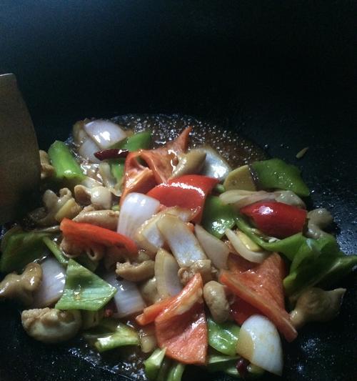 香嫩可口的洋葱炒卤肠（家常美食，让你食欲大开）