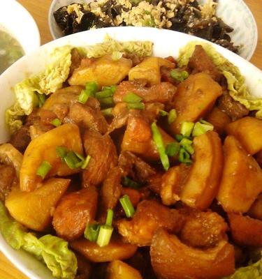 土豆炖肉的做法（家常菜肴，快手又营养）