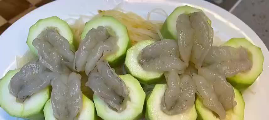 美味营养的虾仁蒸水瓜（以清爽水瓜为底，搭配鲜美虾仁，味道爽口美味）