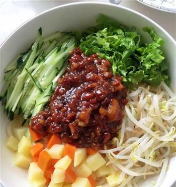 教你做美味炸酱面家庭版（传统美食再现，口感绝佳肉末豆瓣酱是关键）