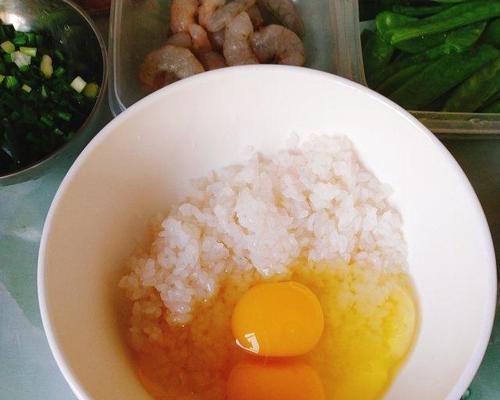 营养鸡蛋饭的做法（手把手教你制作口感丰富的营养鸡蛋饭）