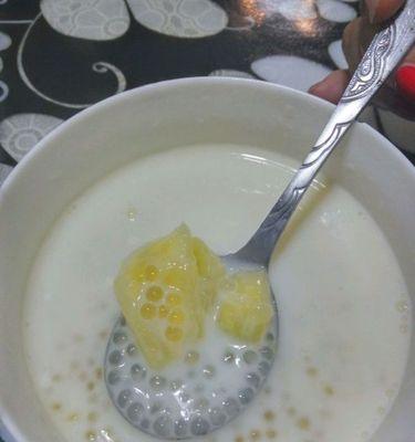 香蕉牛奶西米露的制作方法（甜而不腻的夏日饮品）