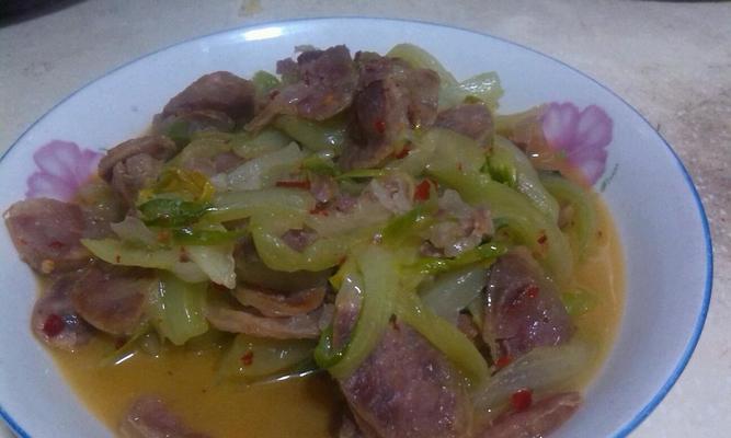 美食大赏——肉肠烧大白菜（家庭厨房一分钟学会，养生又好吃的特色菜肴）