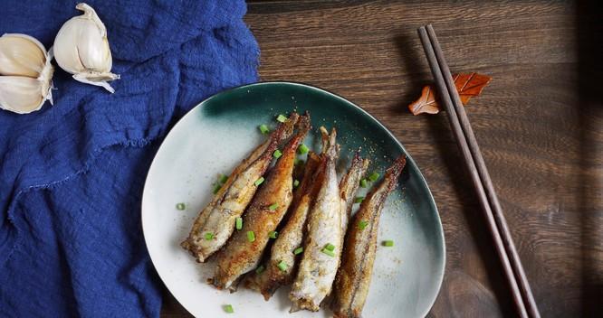 香煎多春鱼，多滋多味（掌握这道美味佳肴的技巧，让你变成一位厨神！）
