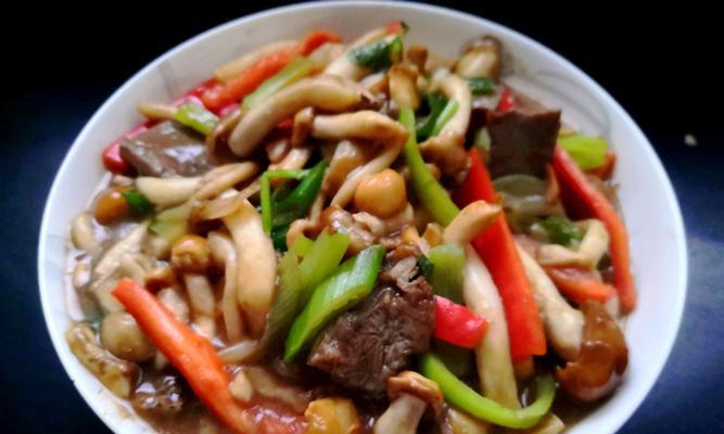 美味可口的松蘑炒肉（用新鲜的松蘑和嫩瘦肉烹制，营养丰富、口感绝佳！）