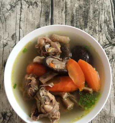 如何制作美味香菇母鸡汤？（以最简单的方式为您介绍做香菇母鸡汤的方法。）