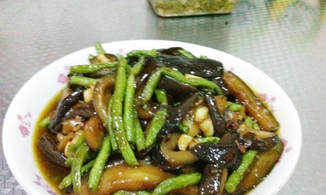 美味健康的长豆角烧茄子的制作方法（品尝秋日的暖心美味，长豆角烧茄子来一份）