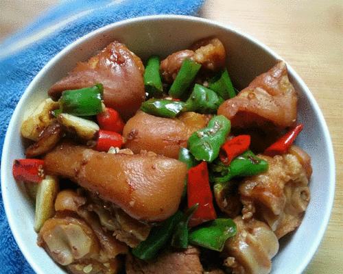 双椒炒猪蹄美食制作详解（中式美食，香辣可口，配上饭菜再合适不过了）
